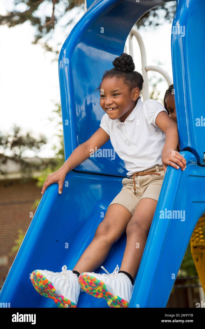 Charlotte, North Carolina - una ragazza nel parco giochi del dopo la scuola programma presso il centro di Betlemme. Il Centro serve le famiglie a basso reddito in Cha Foto Stock