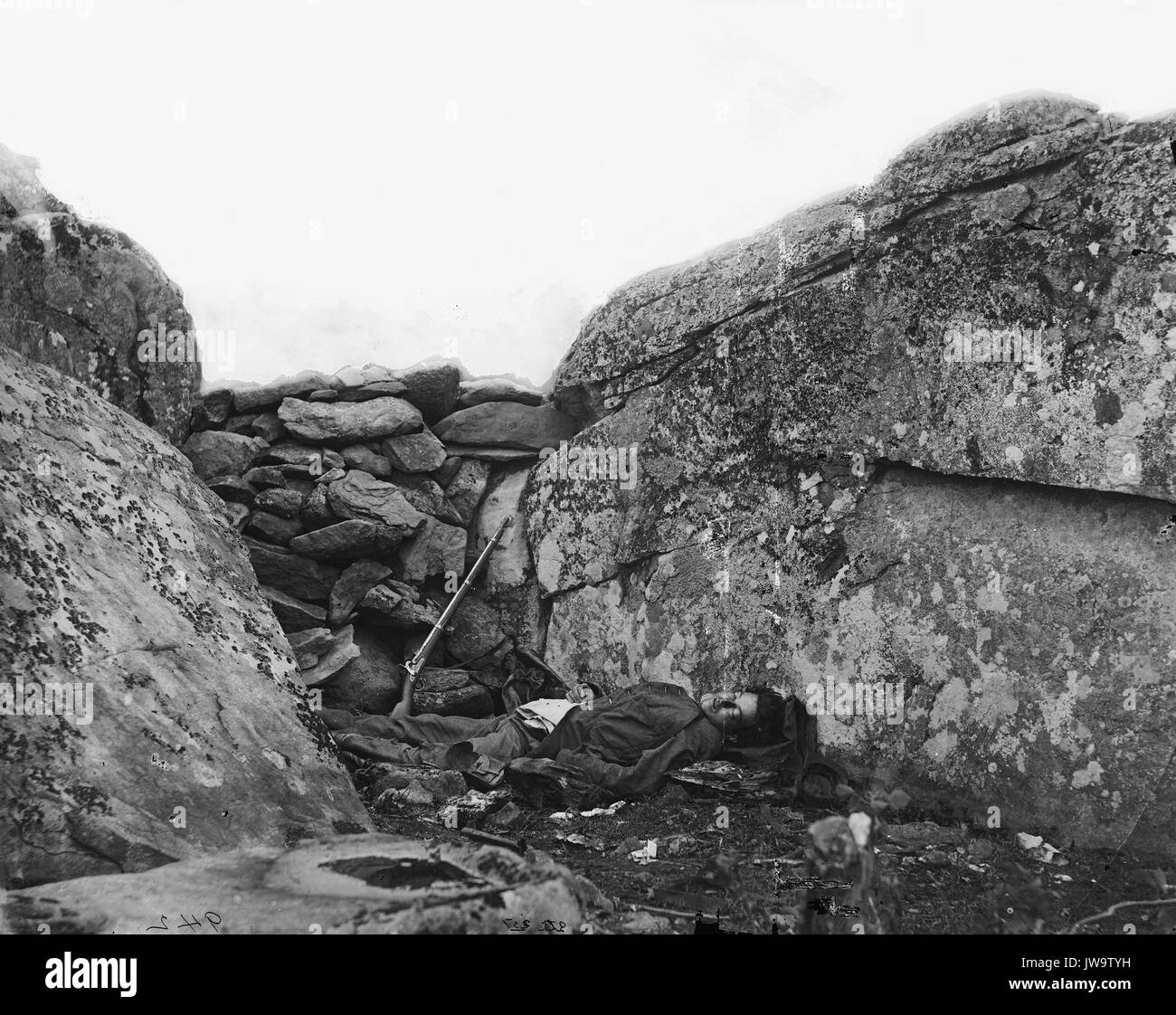 TIMOTHY H. O'SULLIVAN (c) 1840-1882 fotografo americano. Foto dal titolo "La casa di un ribelle Sharpshooter, Gettysburg (1863)' morti confederati a Devil's Den, Gettysburg nel luglio 1863 Foto Stock
