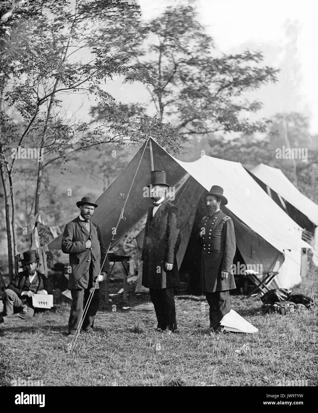 ABRAHAM LINCOLN (al centro) con Allan Pinkerton a sinistra e il Maggiore Generale John A. McClernand presso l'Unione HQ il 3 ottobre 1862 dopo la battaglia di Antietam in settembre. Foto: Alexander Gardner Foto Stock