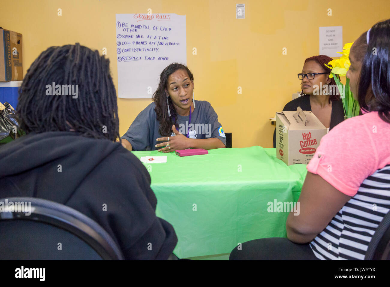 Charlotte, North Carolina - Il cerchio dei genitori, a un gruppo di assistenza che si riunisce presso il centro di Betlemme. Il Centro serve le famiglie a basso reddito in Charl Foto Stock