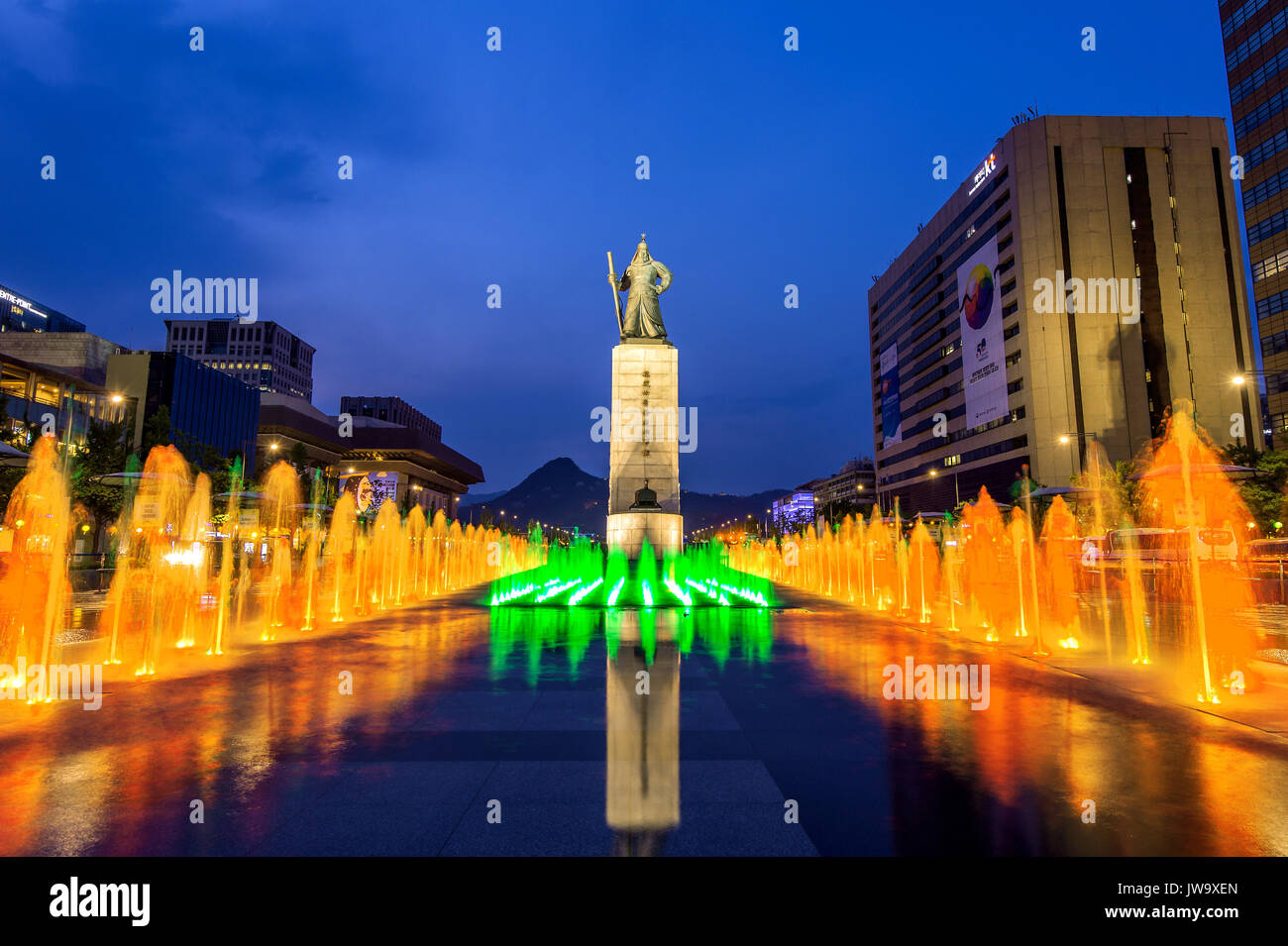 SEOUL, Corea del Sud - 30 Aprile 2016:colore splendidamente fontana al Gwanghwamun Plaza con la statua dell'Ammiraglio Yi Sun-sin nel centro cittadino.Foto Foto Stock