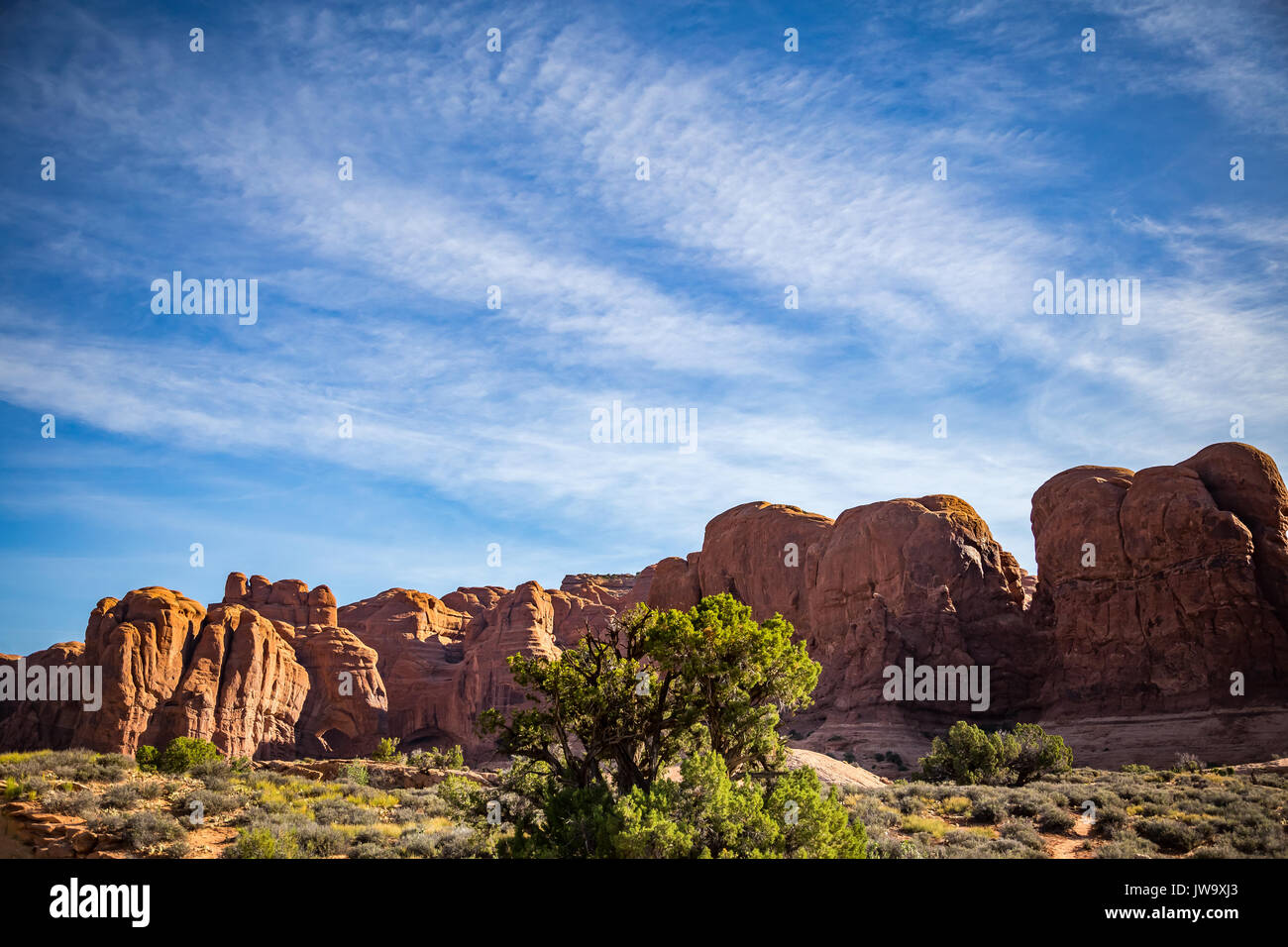 Situato al di fuori del paese di Moab, Utah è Parco Nazionale Arches costituito da 18 miglia di percorsi panoramici attraverso il deserto di alta. Foto Stock