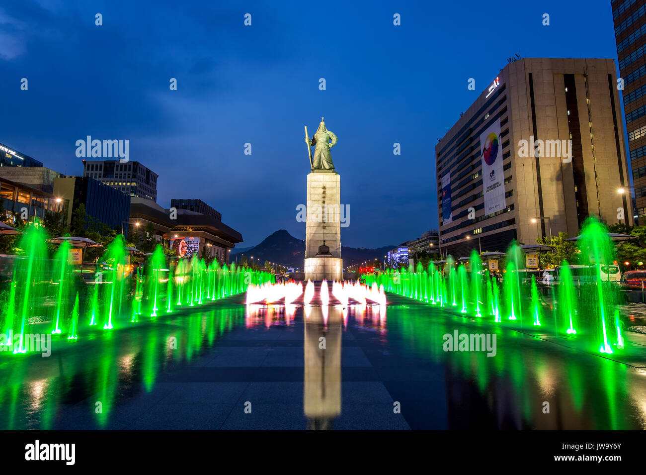 SEOUL, Corea del Sud - 30 Aprile 2016:colore splendidamente fontana al Gwanghwamun Plaza con la statua dell'Ammiraglio Yi Sun-sin nel centro cittadino.Foto Foto Stock