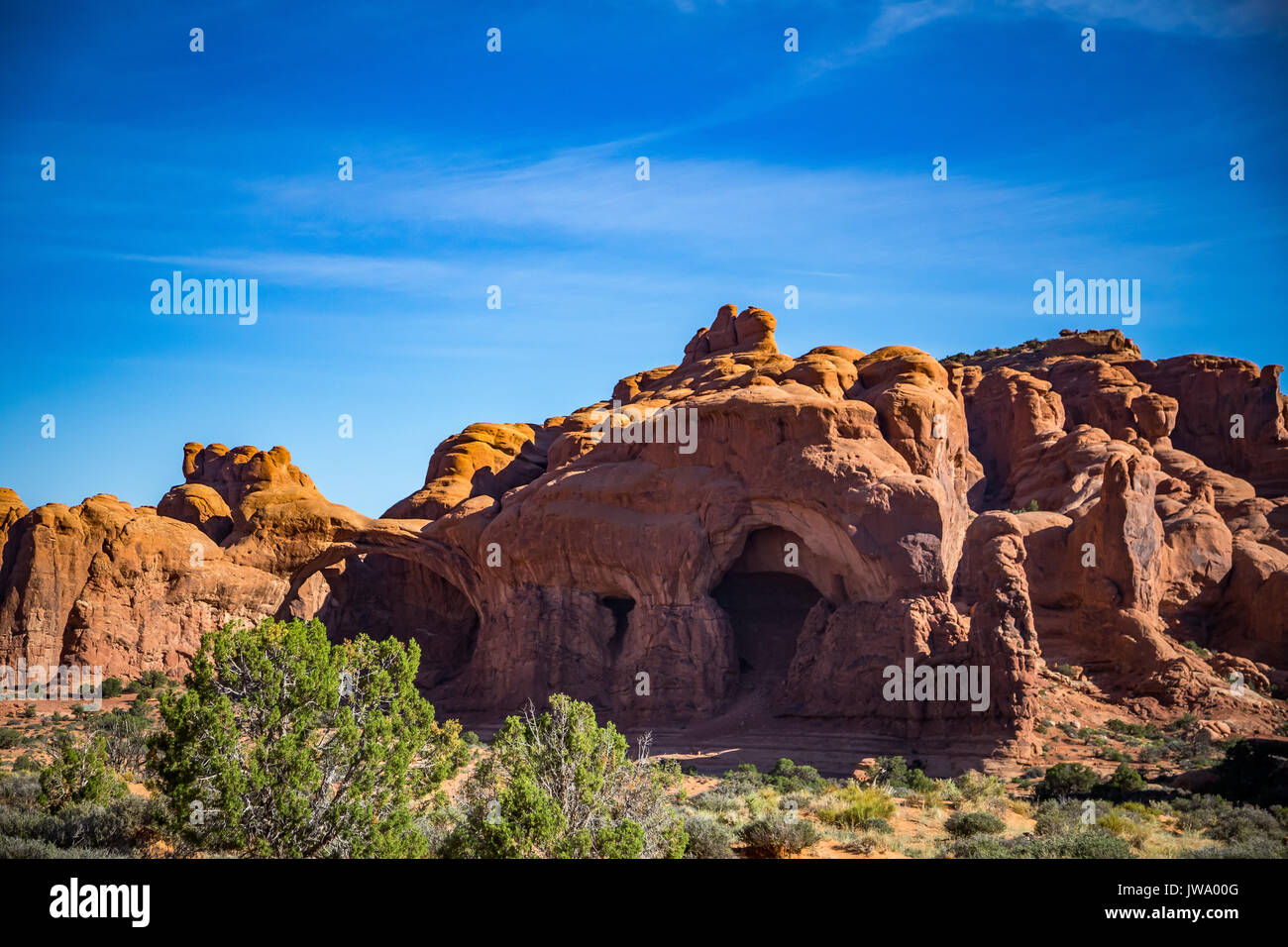 Situato al di fuori del paese di Moab, Utah è Parco Nazionale Arches costituito da 18 miglia di percorsi panoramici attraverso il deserto di alta. Foto Stock