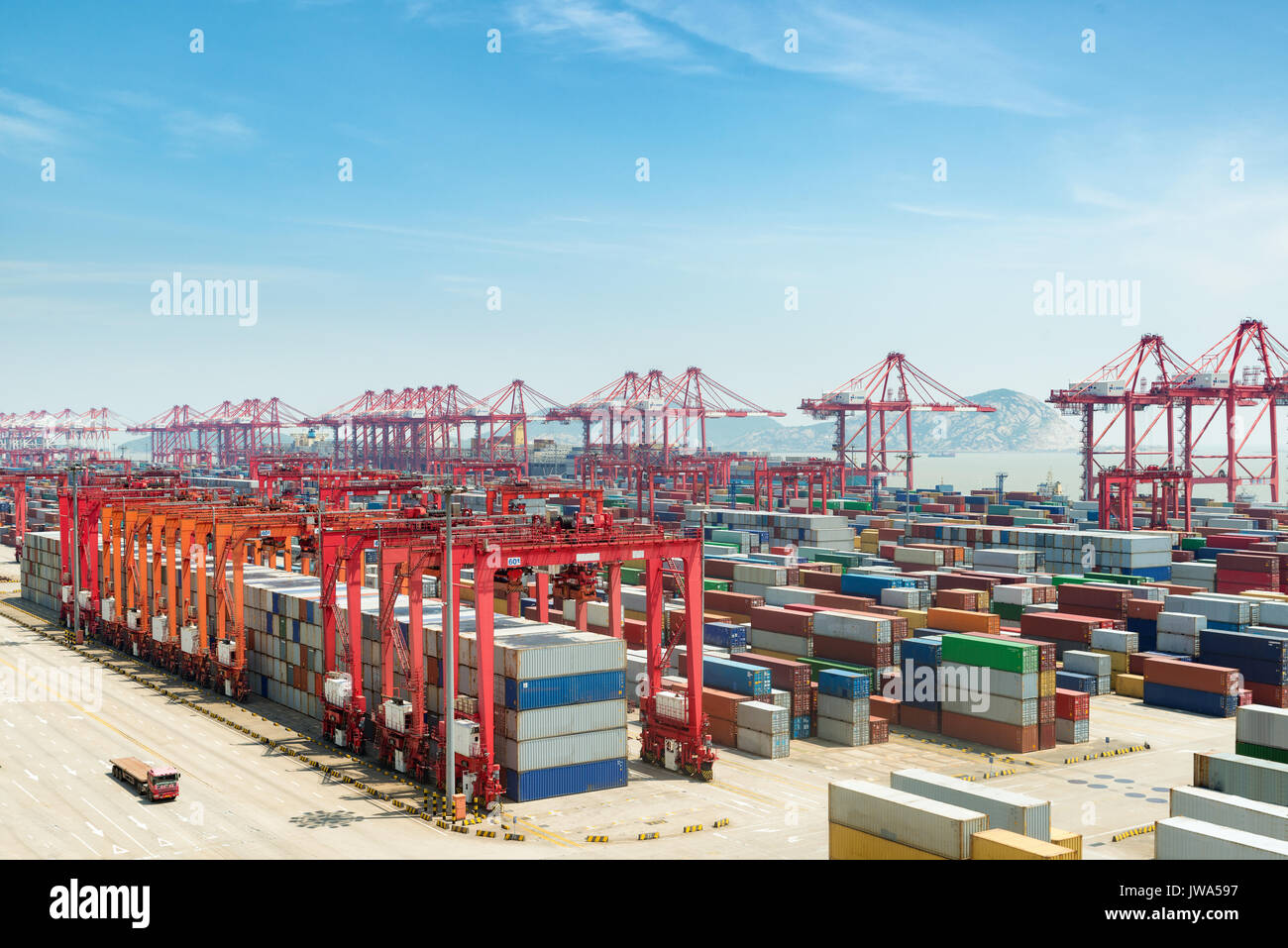Porto industriale con contenitori, Shanghai Yangshan deepwater port è una  deep water port per navi container in Cina a Shanghai Foto stock - Alamy