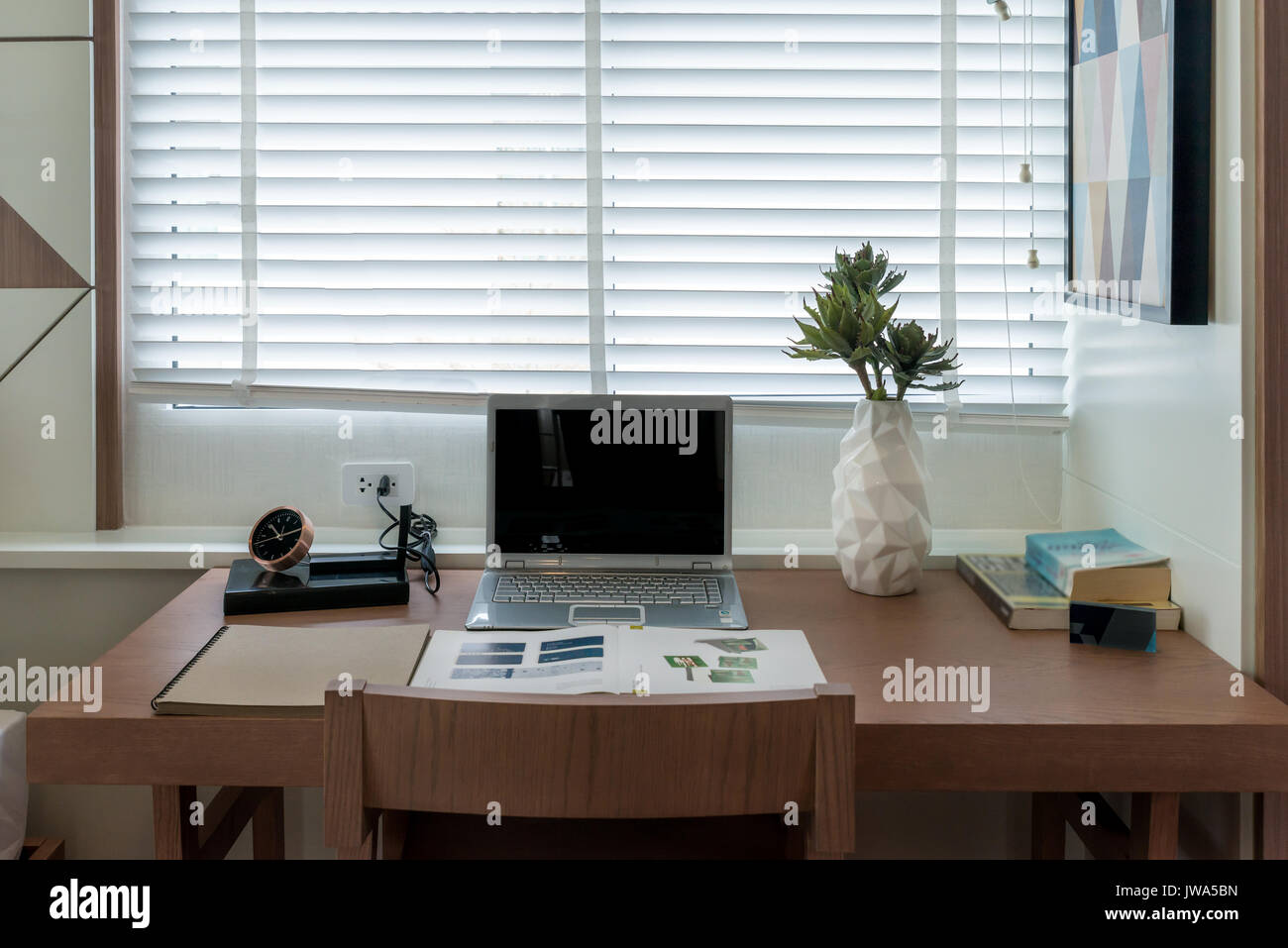 Home desktop freelance con computer portatile, una tazza di caffè e la pianta verde giacente sul tavolo, electronic business lavoro a distanza via internet a casa. Foto Stock