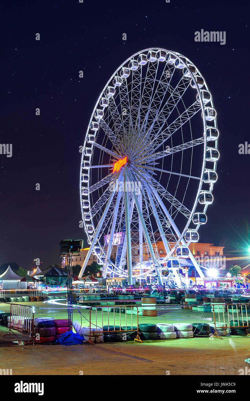 Ruota panoramica Ferris di notte.Asiatique a Bangkok, in Thailandia Foto  stock - Alamy