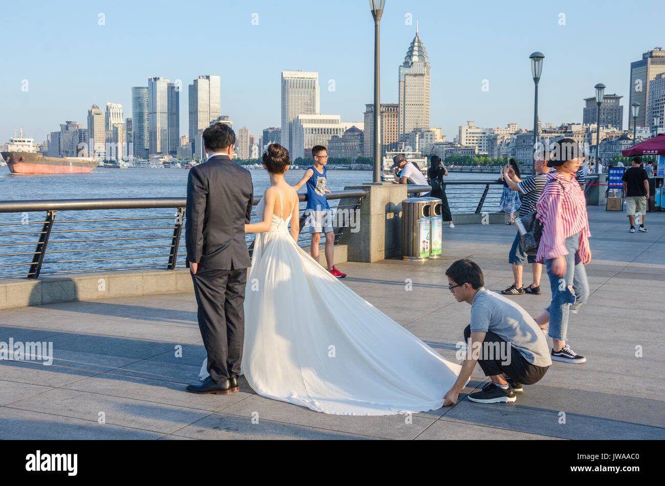 Un paio di posare per foto di nozze sulle rive del fiume Haungpu in Cina a Shanghai. Foto Stock