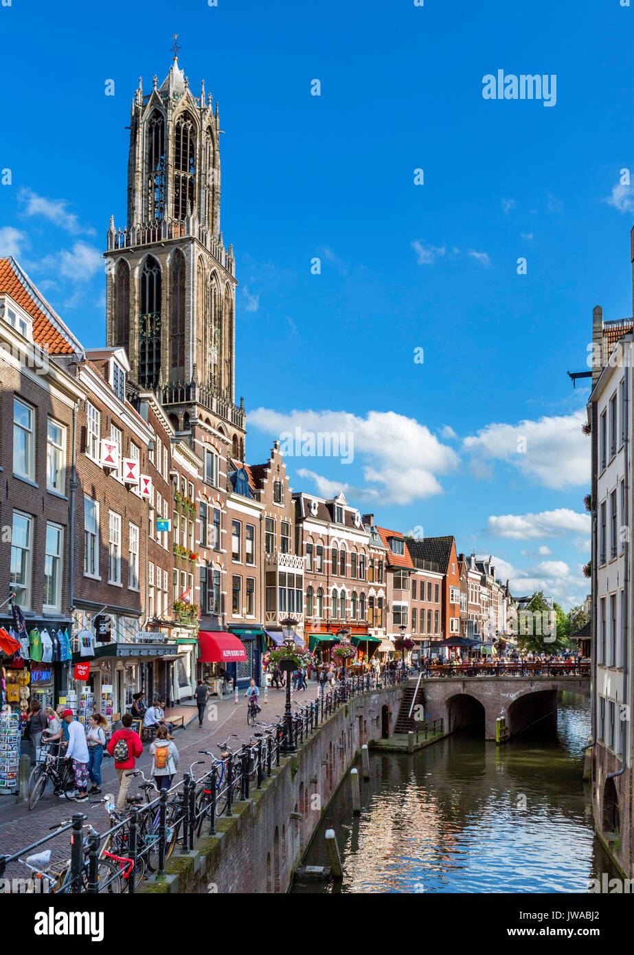 Negozi, bar e caffè a fianco del Oudegracht (vecchio canale) con la Torre del Duomo dietro, Utrecht, Paesi Bassi Foto Stock