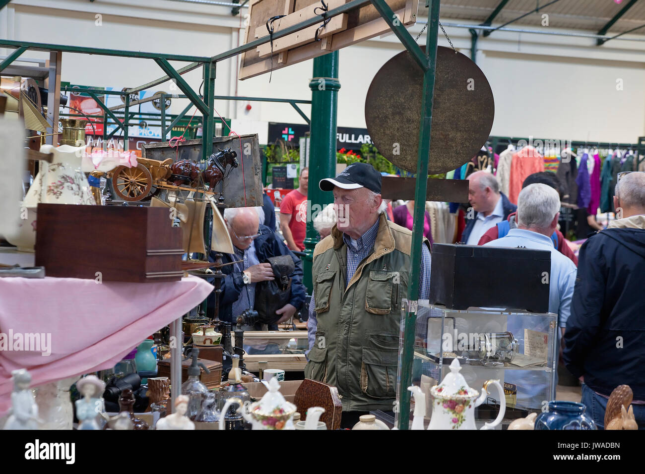 In Irlanda del Nord, Belfast, St George's Mercato interno, i beni di seconda mano in stallo. Foto Stock