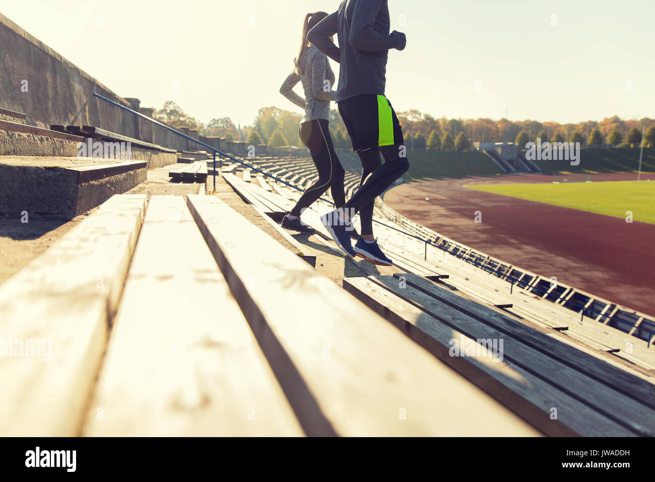 Chiusura del giovane in esecuzione al piano di sotto sul Stadium Foto Stock