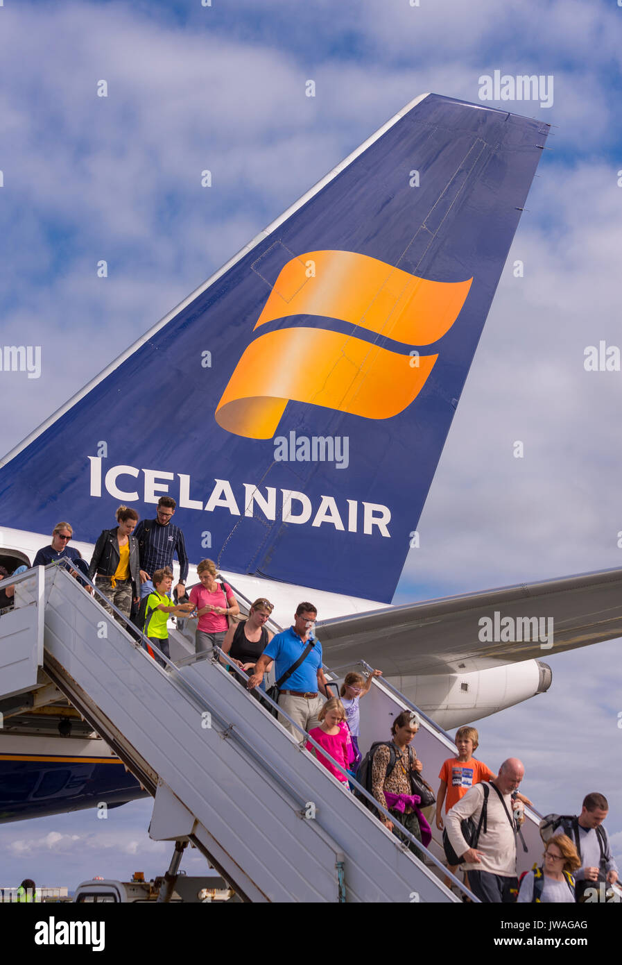 KEFLAVIK INTERNATIONAL AIRPORT, Islanda - i passeggeri in arrivo scendere Icelandair jetliner. Foto Stock
