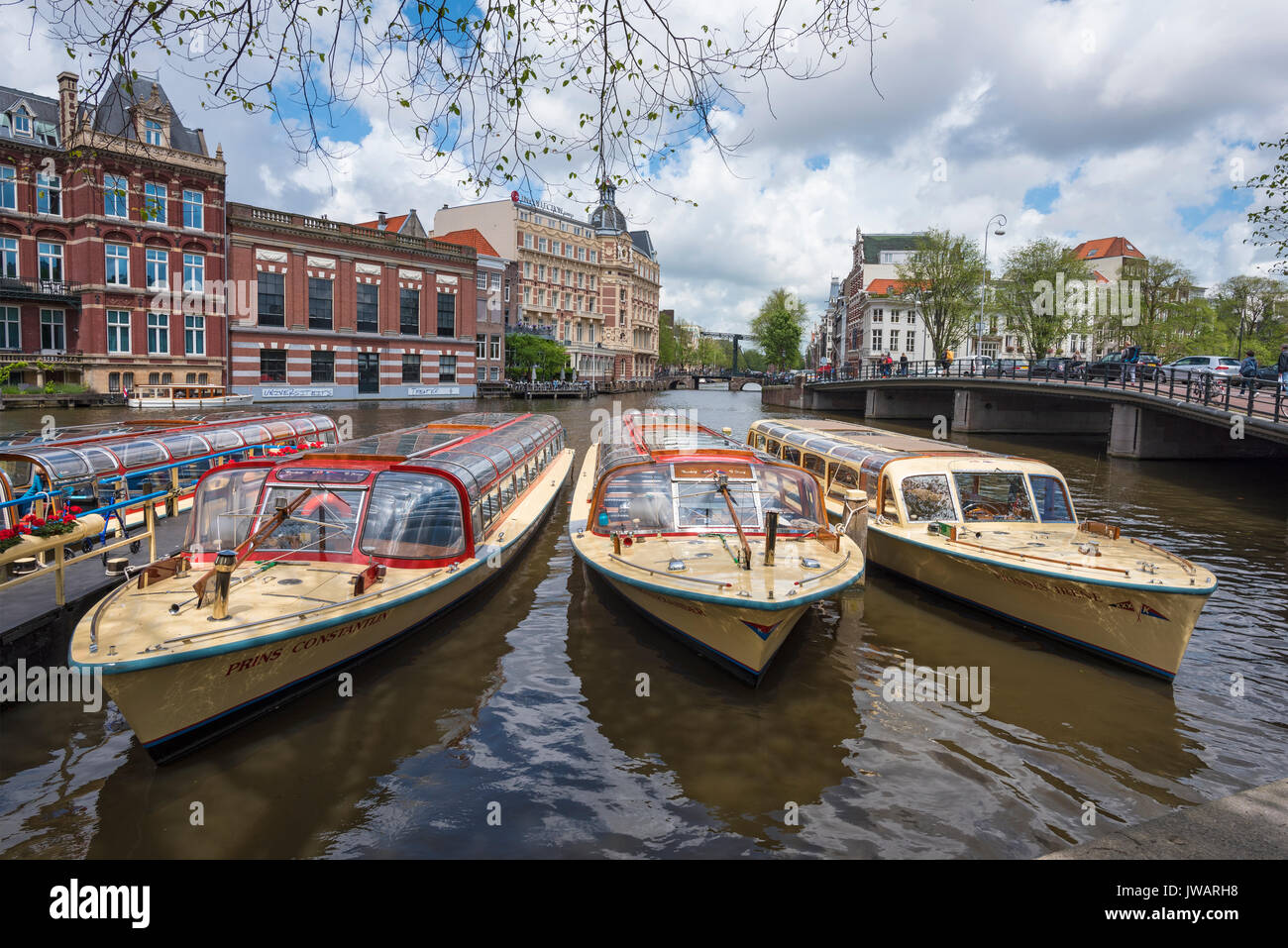 Battelli sul fiume Amstel di Amsterdam, Olanda Settentrionale, Paesi Bassi Foto Stock