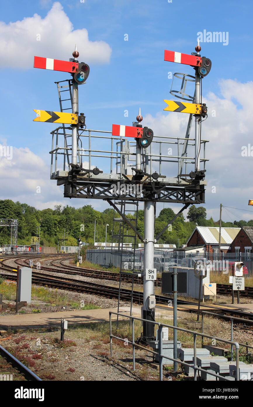 Set di semaforo segnali su un gantry in corrispondenza di una estremità di Worcester Shrub Hill stazione ferroviaria visto contro principalmente un cielo blu. Foto Stock