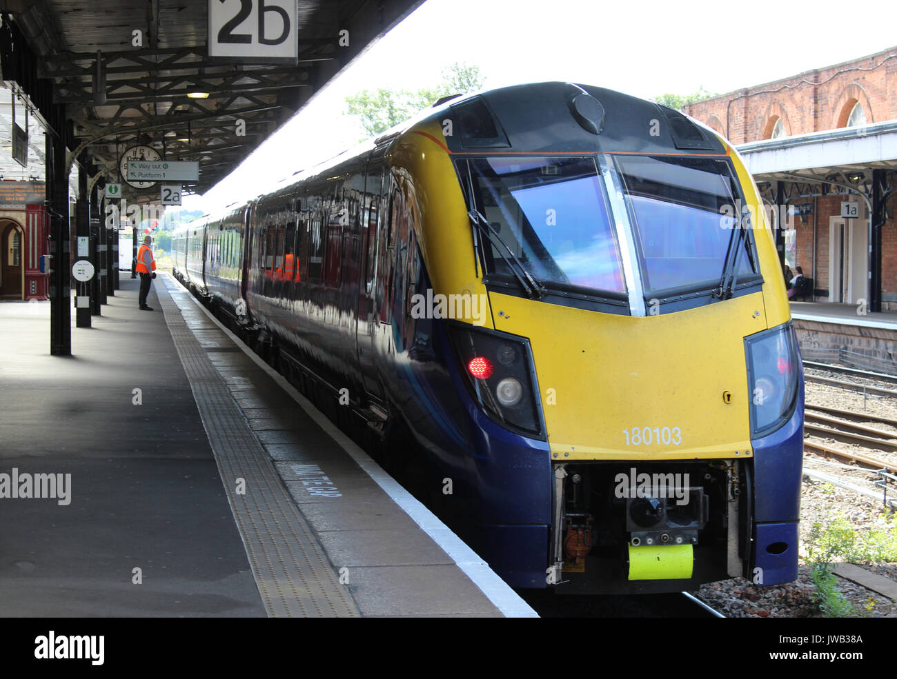 Classe 180 Adelante diesel multiple unit treno a Worcester Shrub Hill stazione ferroviaria con un servizio passeggeri a Londra Paddington. Foto Stock