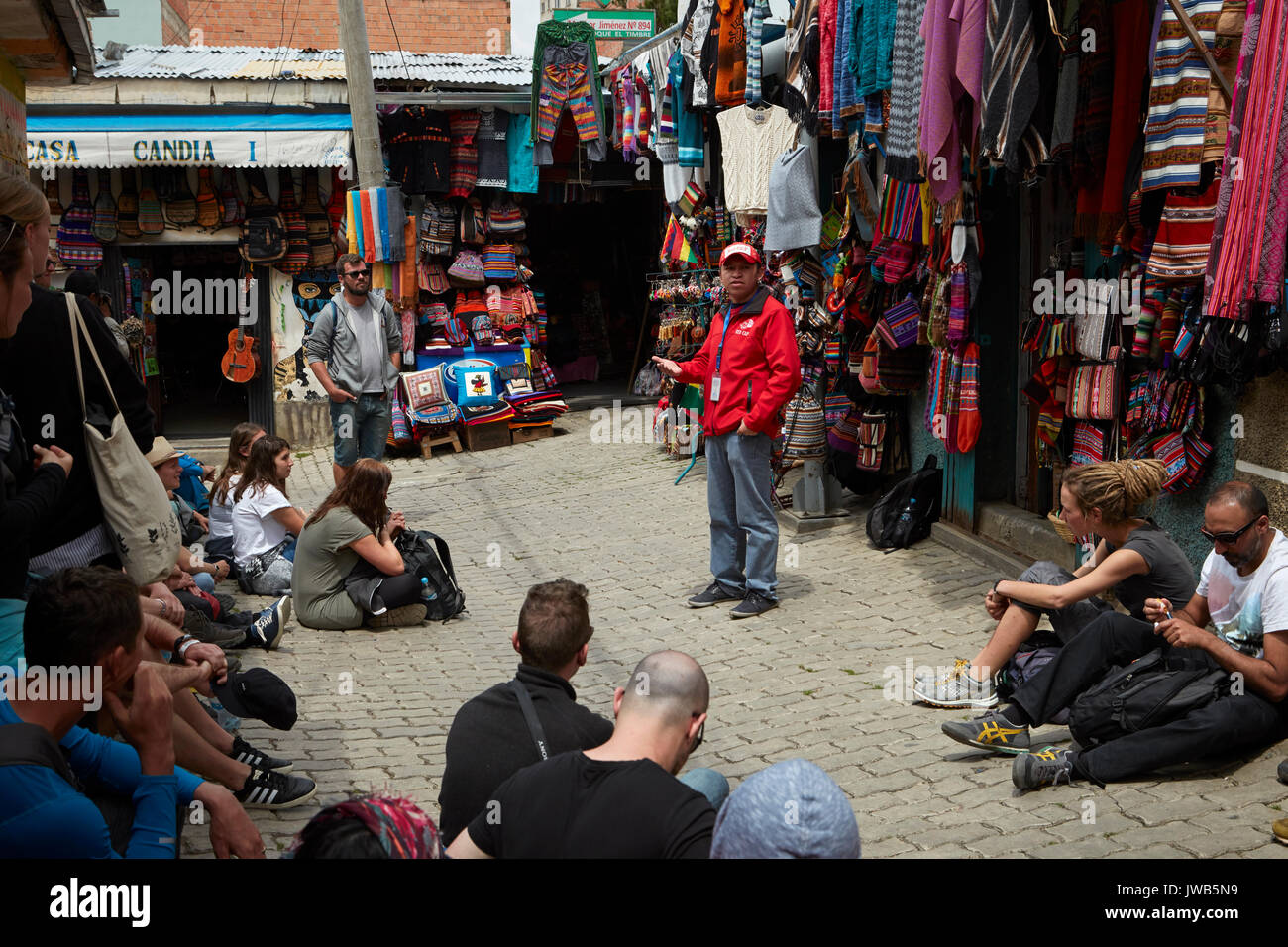 Cappuccio rosso tour a piedi, Mercato delle streghe, La Paz, Bolivia, Sud America Foto Stock