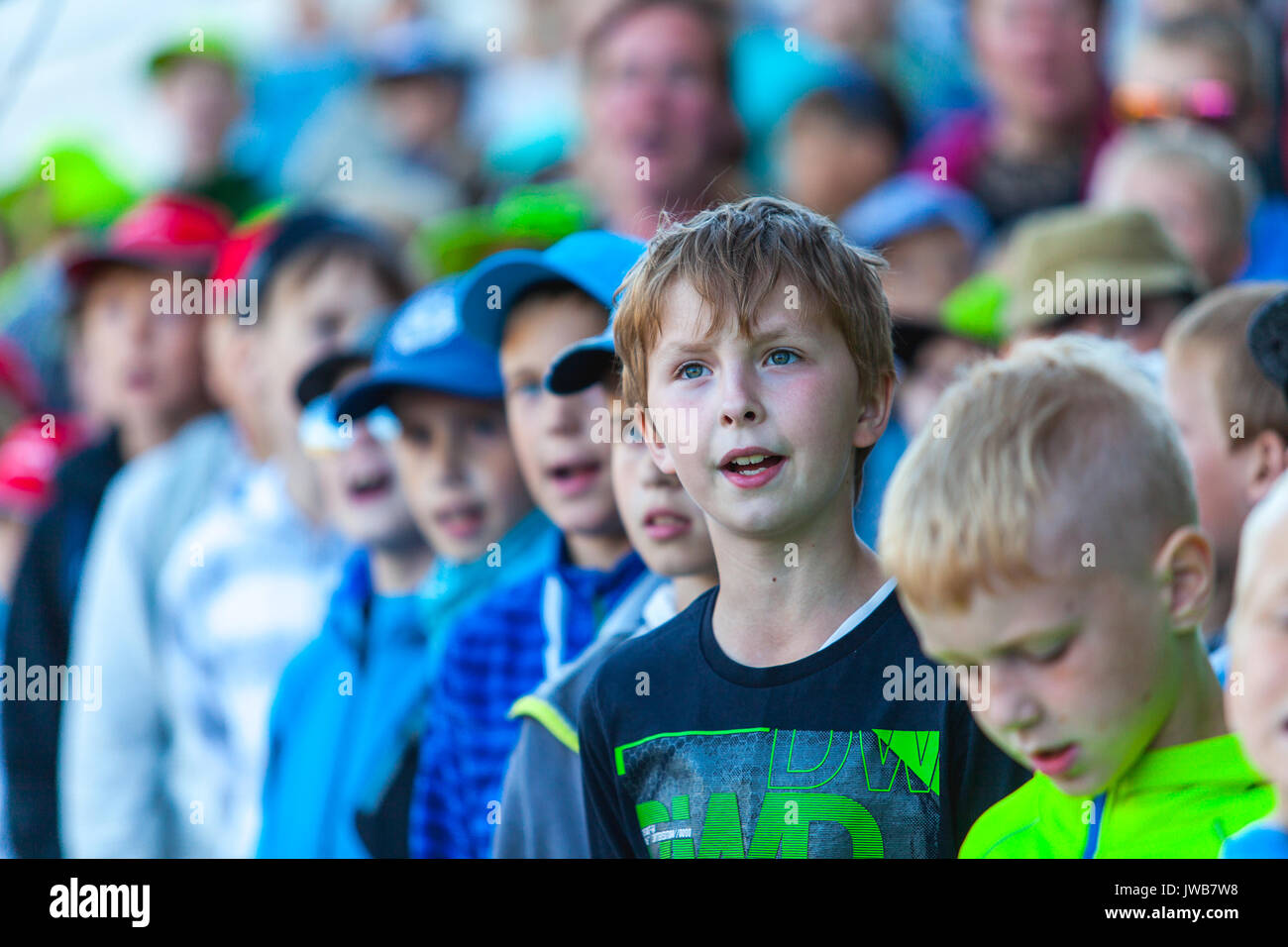 Tallinn, Estonia - Luglio 05, 2014: grande coro di bambini cantare canzoni estone Foto Stock