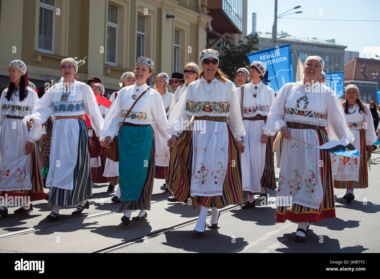 TALLINN, Estonia - 04 LUG 2014: persone in costumi estone andando al corteo cerimoniale della canzone estone e festival di danza Foto Stock