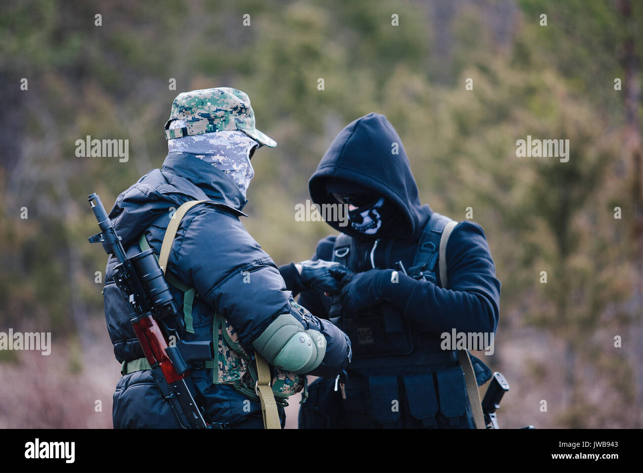 HUMALA, Estonia - 09 APR 2016: due ragazzi in camuffamento con arma si stanno preparando per avviare un gioco. Tattiche militari gioco soffice come l'aria. Foto Stock