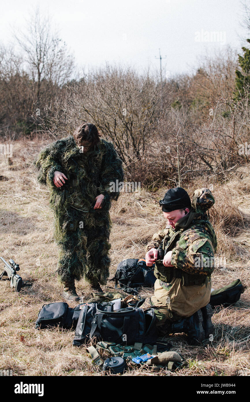 HUMALA, Estonia - 09 APR 2016: due ragazzi in camuffamento con arma si stanno preparando per avviare un gioco. Tattiche militari gioco soffice come l'aria. Foto Stock