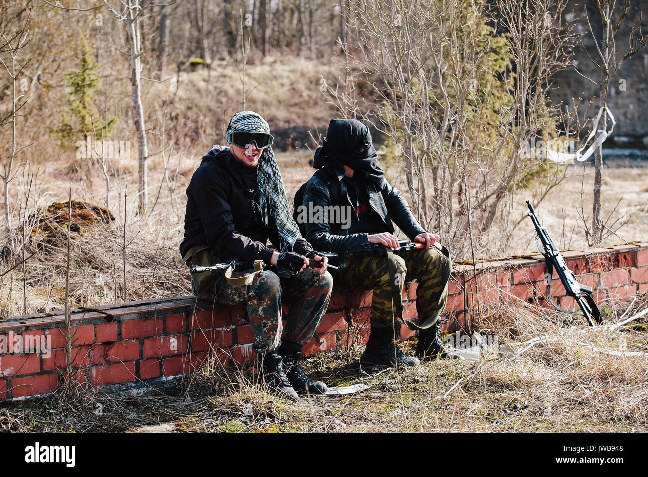 HUMALA, Estonia - 09 APR 2016: due ragazzi in camuffamento con arma si stanno preparando per avviare un gioco. Tattiche militari gioco soffice come l'aria. Foto Stock