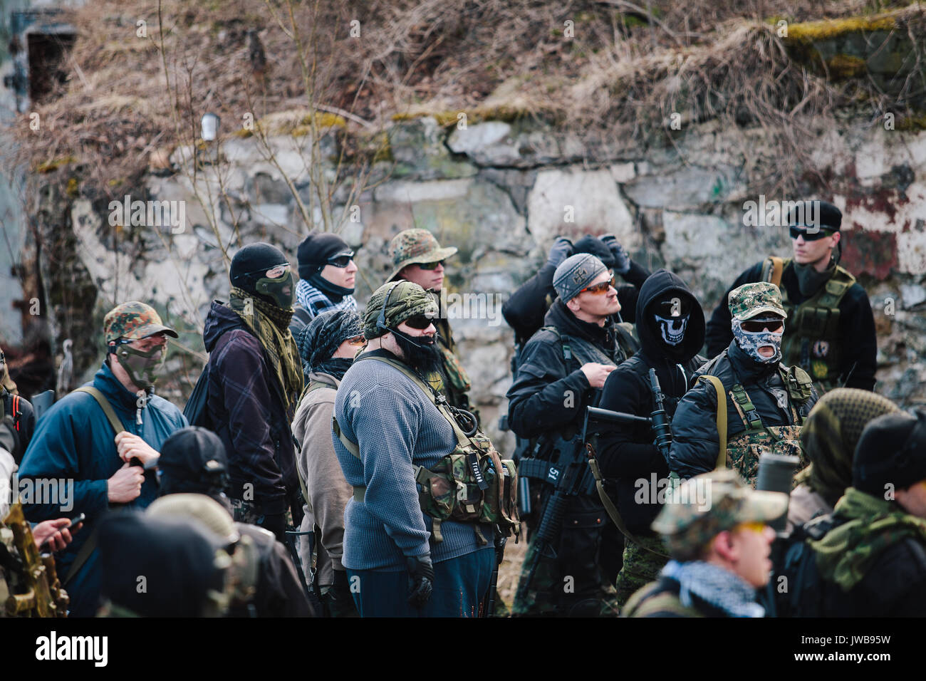 HUMALA, Estonia - 09 APR 2016: i ribelli in camuffamento con arma si stanno preparando per attaccare. Tattiche militari gioco soffice come l'aria. Foto Stock
