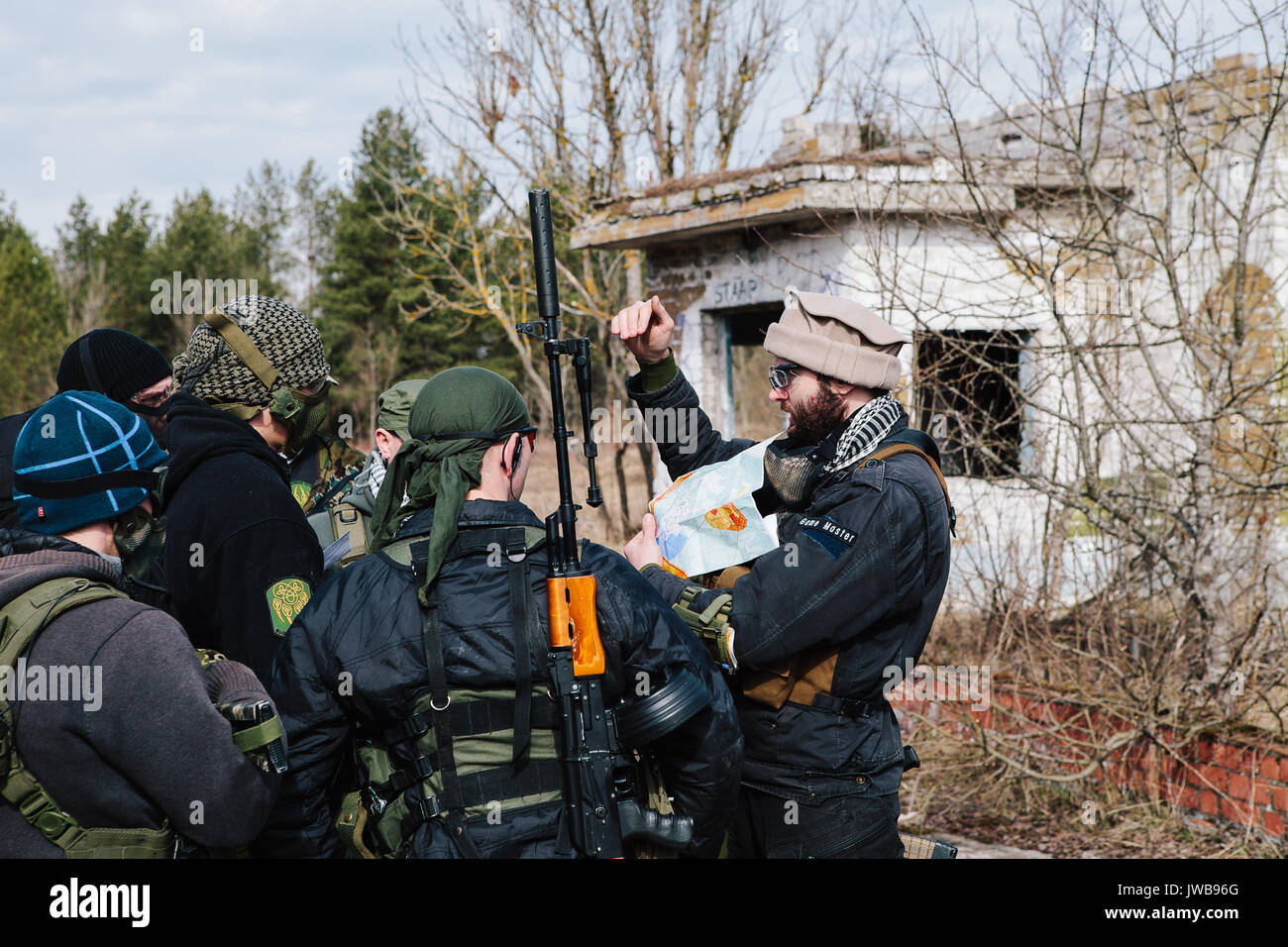 HUMALA, Estonia - 09 APR 2016: i ribelli in camuffamento con arma si stanno preparando per attaccare. Tattiche militari gioco soffice come l'aria. Foto Stock