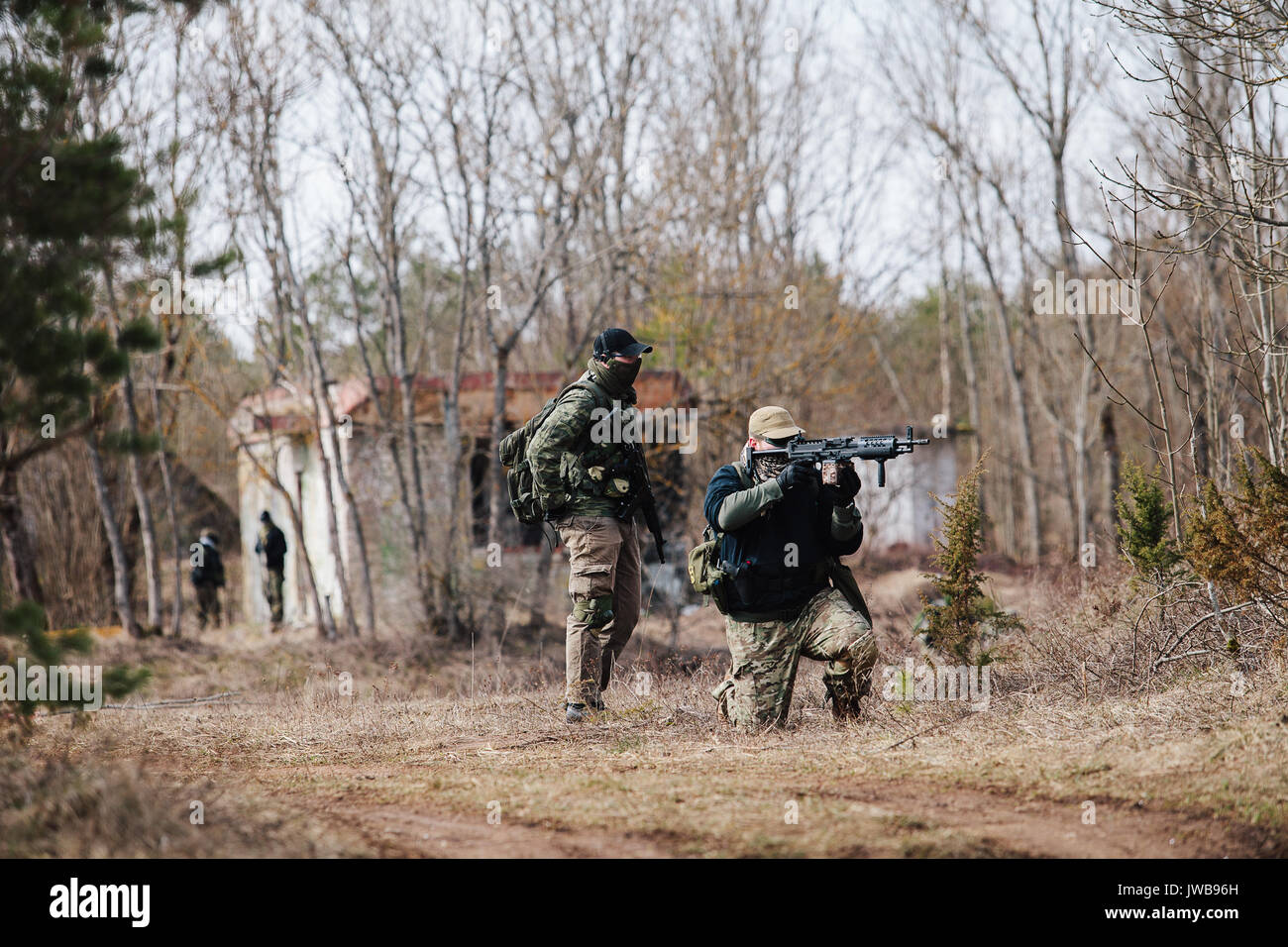 HUMALA, Estonia - 09 APR 2016: due soldati in camuffamento con armi di proteggere la loro posizione. Tattiche militari gioco soffice come l'aria. Foto Stock