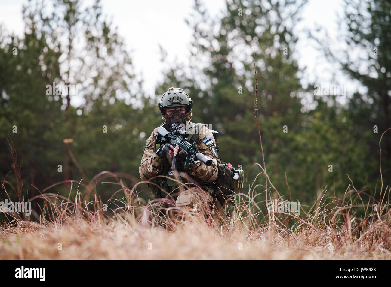 HUMALA, Estonia - 09 APR 2016: soldato in camuffamento con arma per proteggere la sua posizione. Tattiche militari gioco soffice come l'aria. Foto Stock