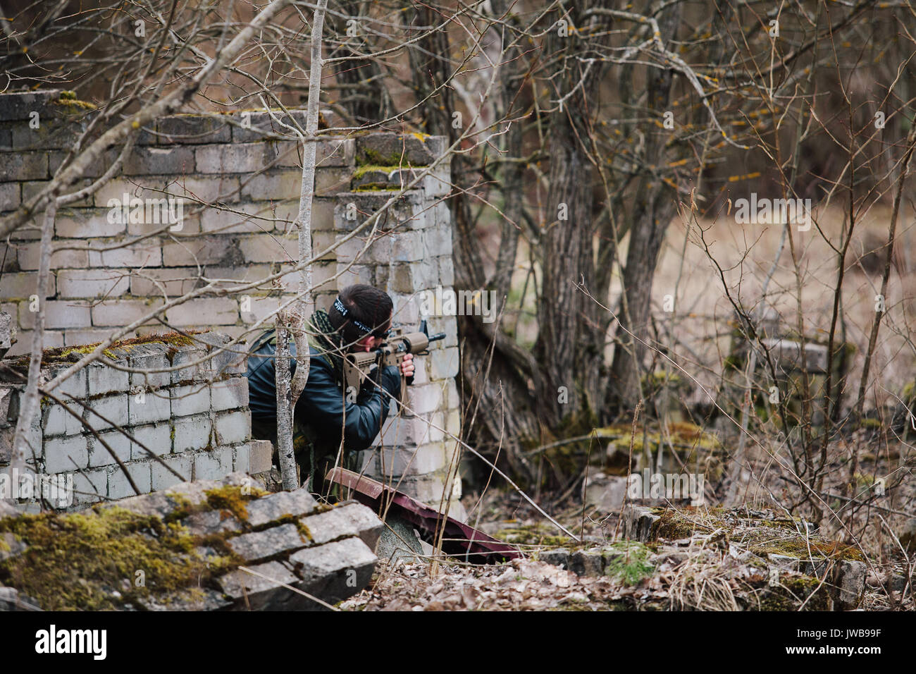 HUMALA, Estonia - 09 APR 2016: soldato in camuffamento con arma per proteggere la sua posizione. Tattiche militari gioco soffice come l'aria. Foto Stock