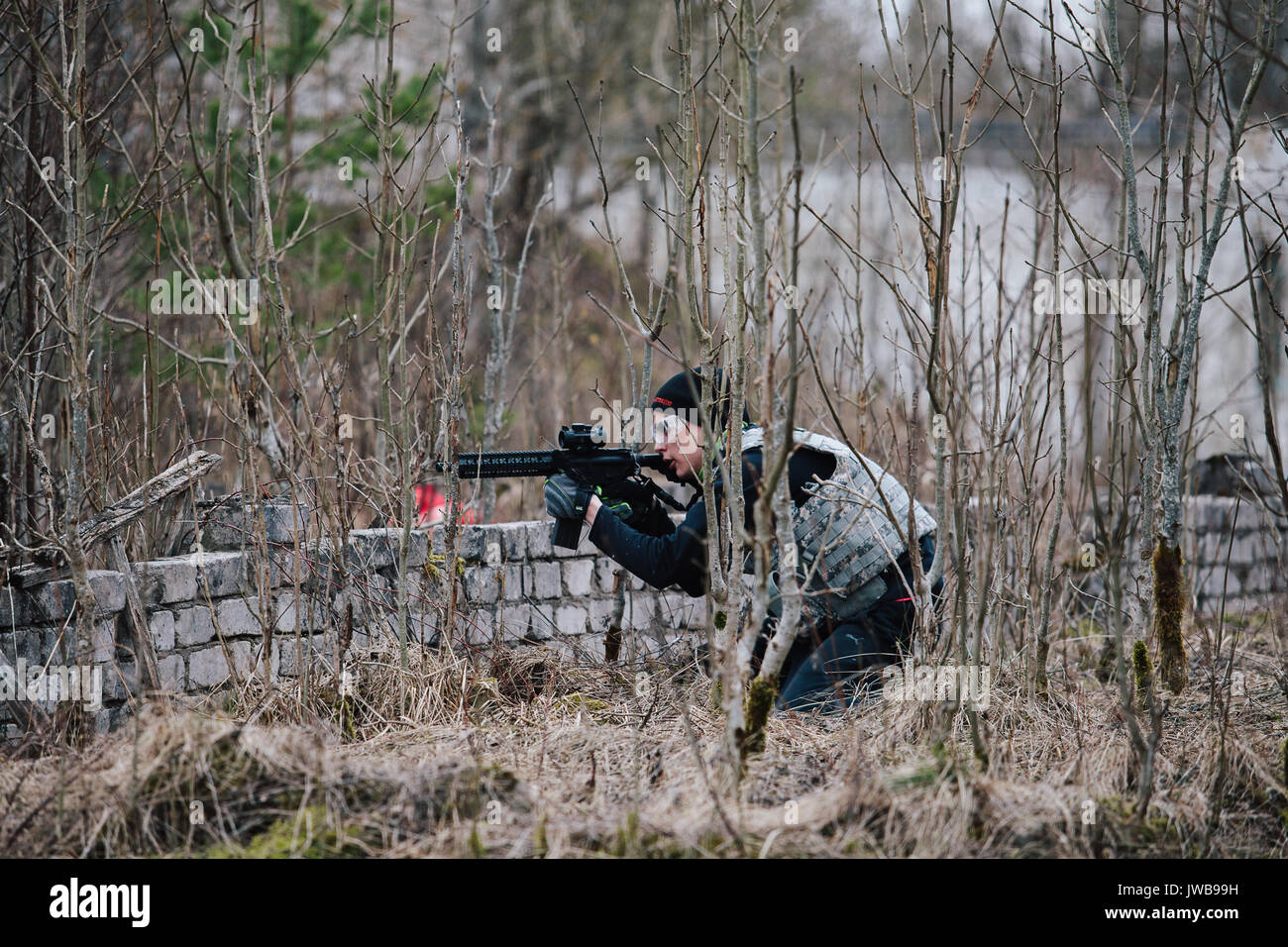 HUMALA, Estonia - 09 APR 2016: soldato in camuffamento con arma per proteggere la sua posizione. Tattiche militari gioco soffice come l'aria. Foto Stock