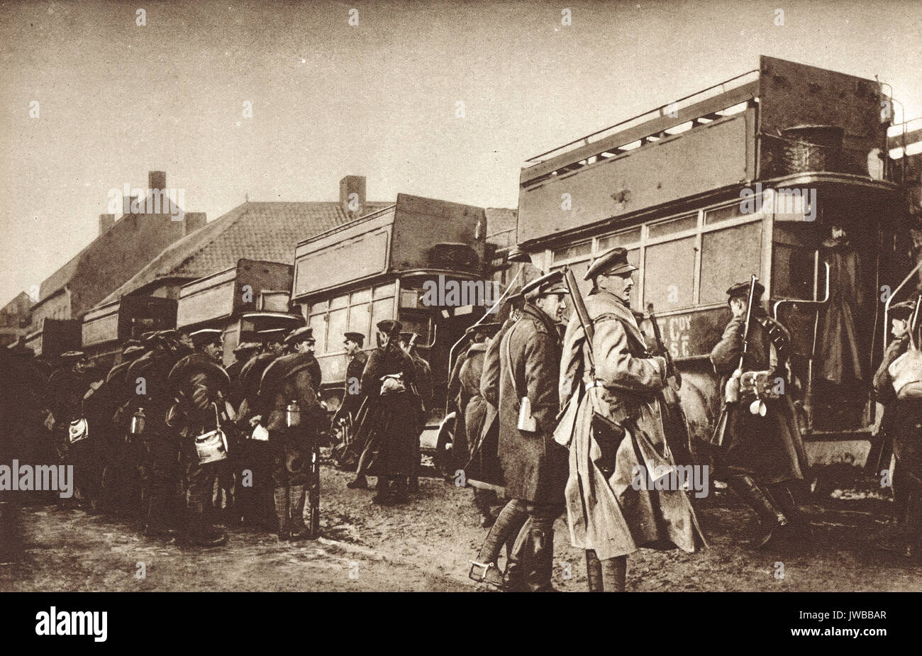 Salire a bordo di un autobus per le trincee, Fiandre, WW1 Foto Stock Salire a bordo di un autobus per le trincee, Fiandre, WW1 Foto Stock