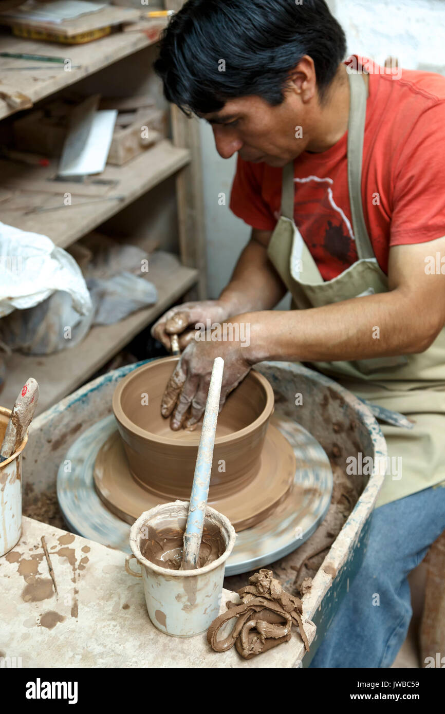 Lavorazione artigianale sul pezzo di argilla, Pablo Seminario workshop, Urubamba, Cusco, Perù Foto Stock