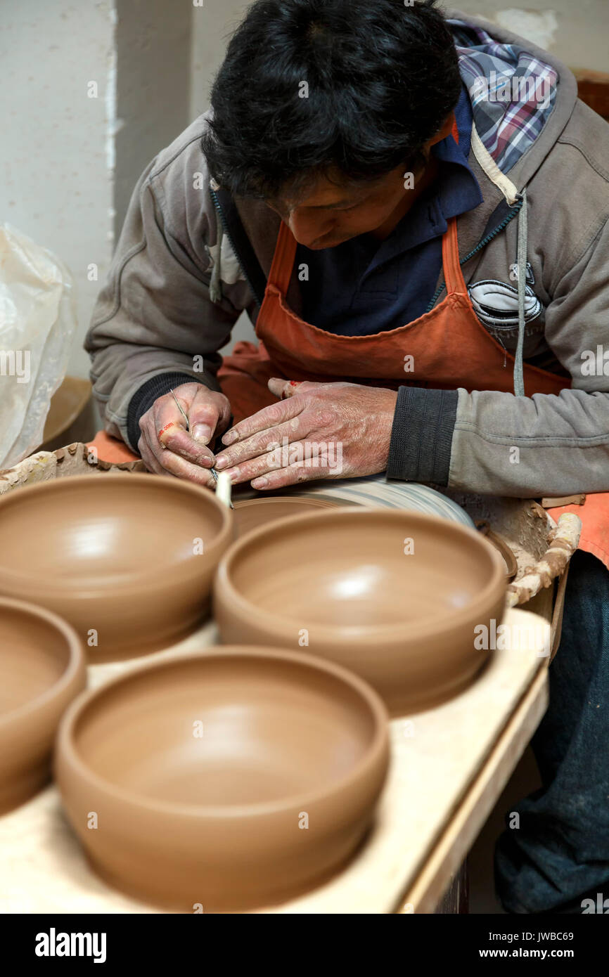 Maschio di lavorazione artigianale su pentole di creta, Seminario ceramiche, Urubamba, Cusco, Perù Foto Stock