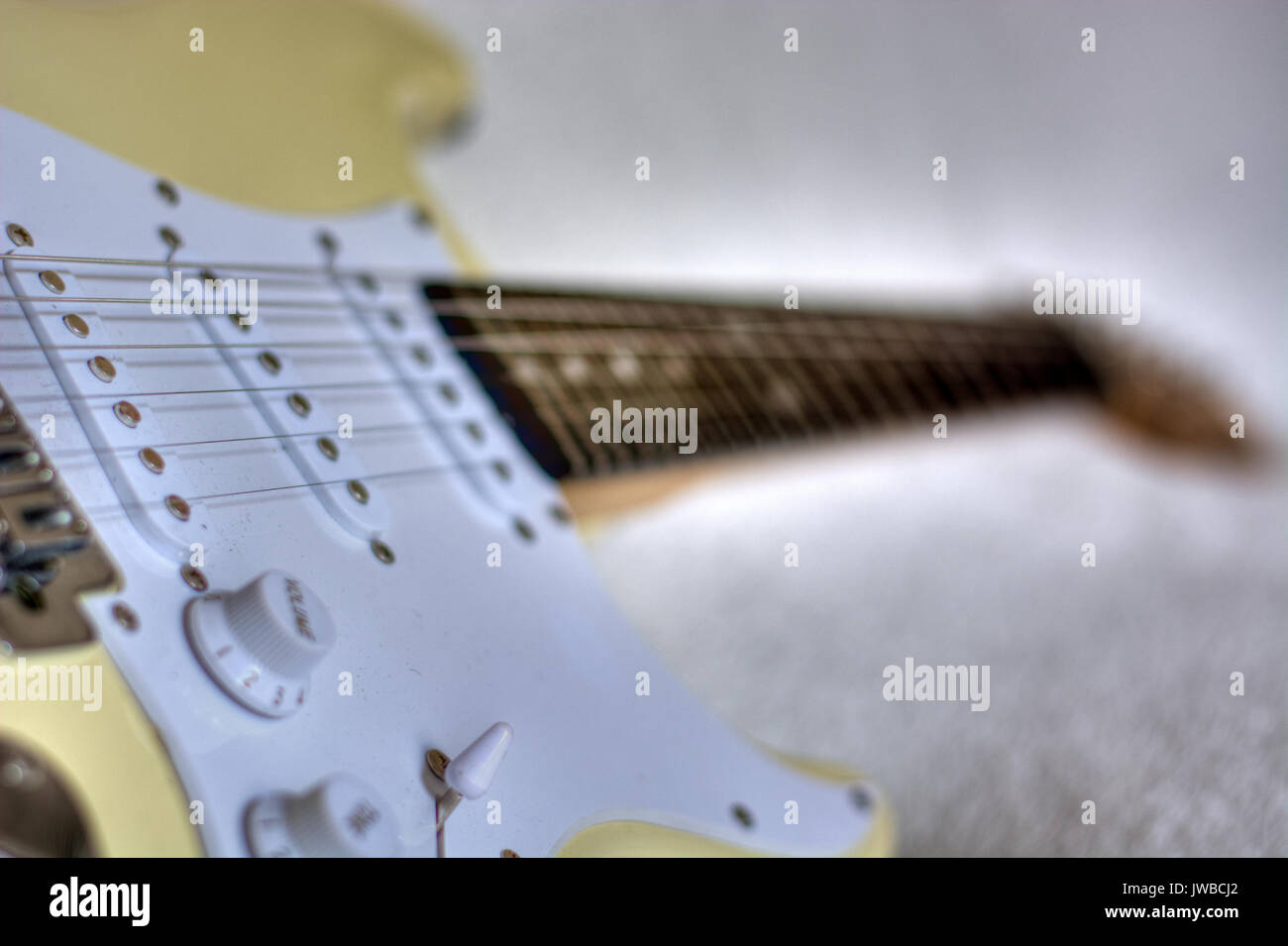 una chitarra elettrica su sfondo bianco Foto Stock