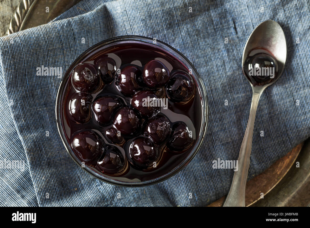 Fancy Dark Maraschino ciliegie da cocktail in una ciotola Foto Stock