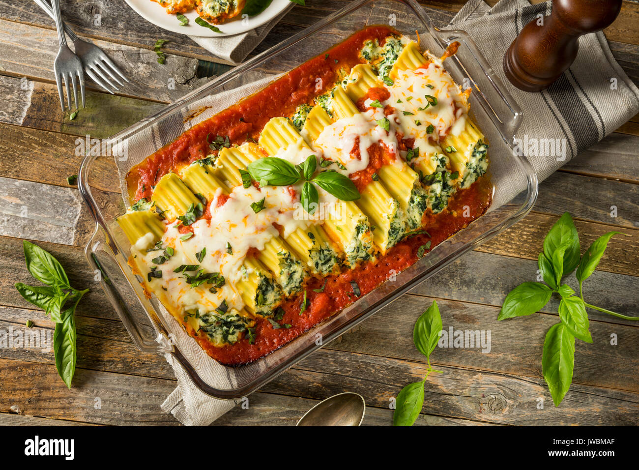 In casa ripieni di ricotta e spinaci Manicotti con basilico Foto stock -  Alamy