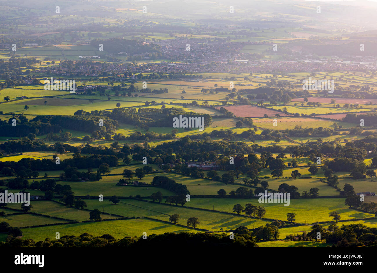 Una serata estiva in tutto il bello e pittoresco paesaggio della valle di Clwyd verso la città di Denbigh con Snowdonia National Park in d Foto Stock