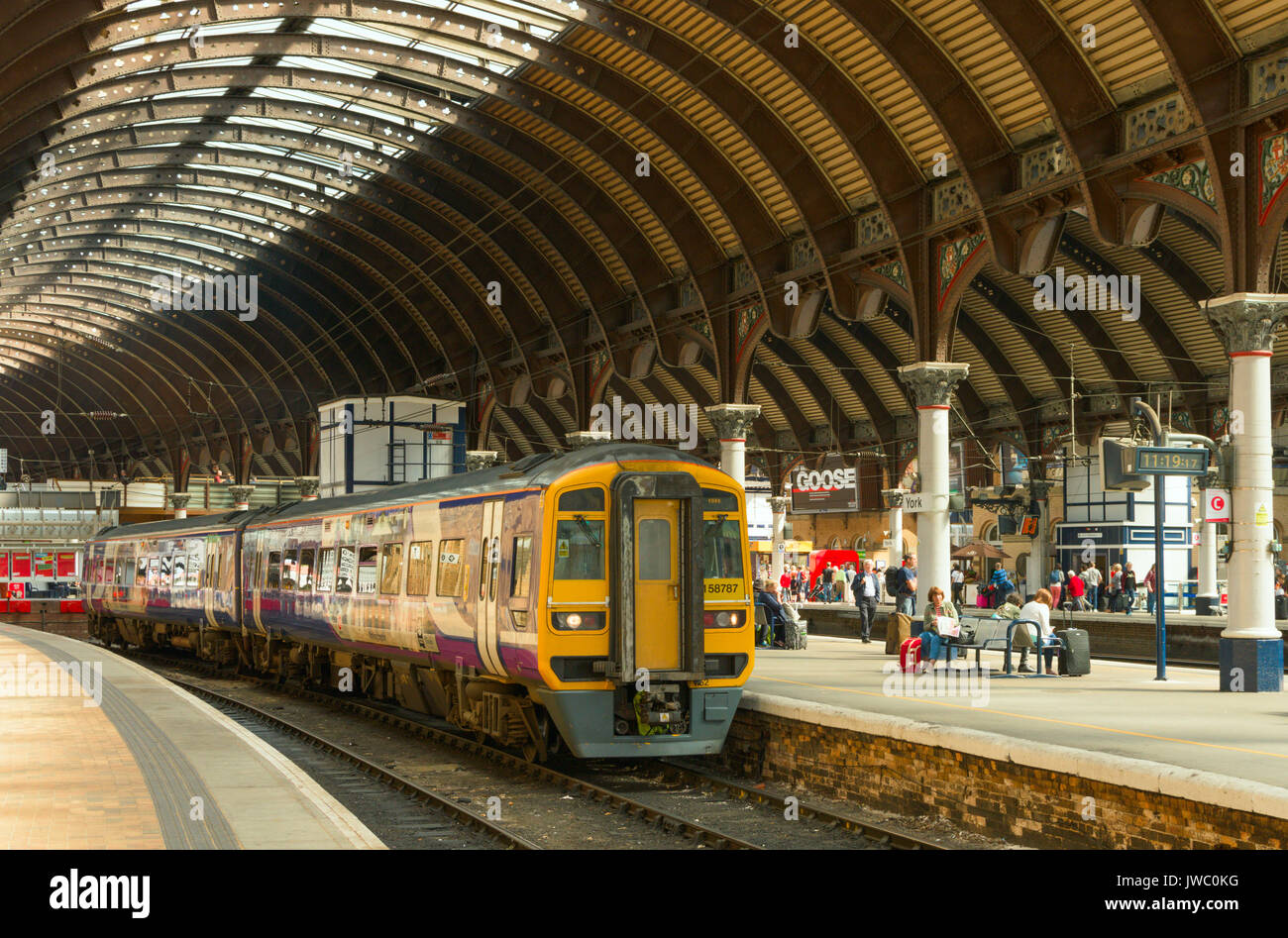 I treni a stazione di York sulla costa est Mainline. Foto Stock