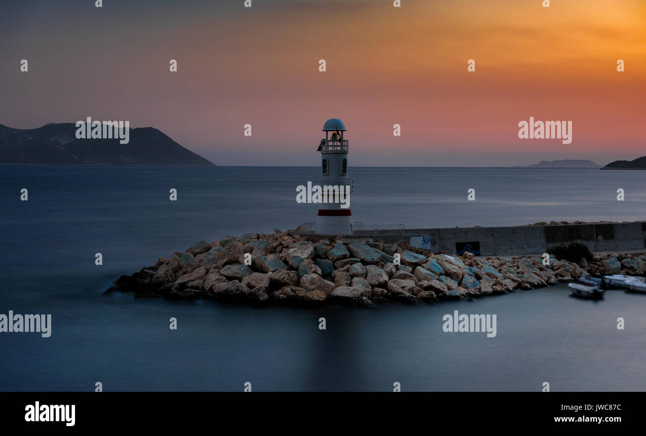 Faro sul mare al tramonto, Kas - Antalya Foto Stock