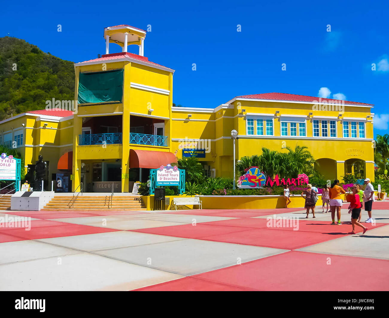 Philipsburg, Sint Maarten - Febbraio 10, 2013: i turisti a Dr. Wathey Pier sul lato olandese di St. Maarten Foto Stock