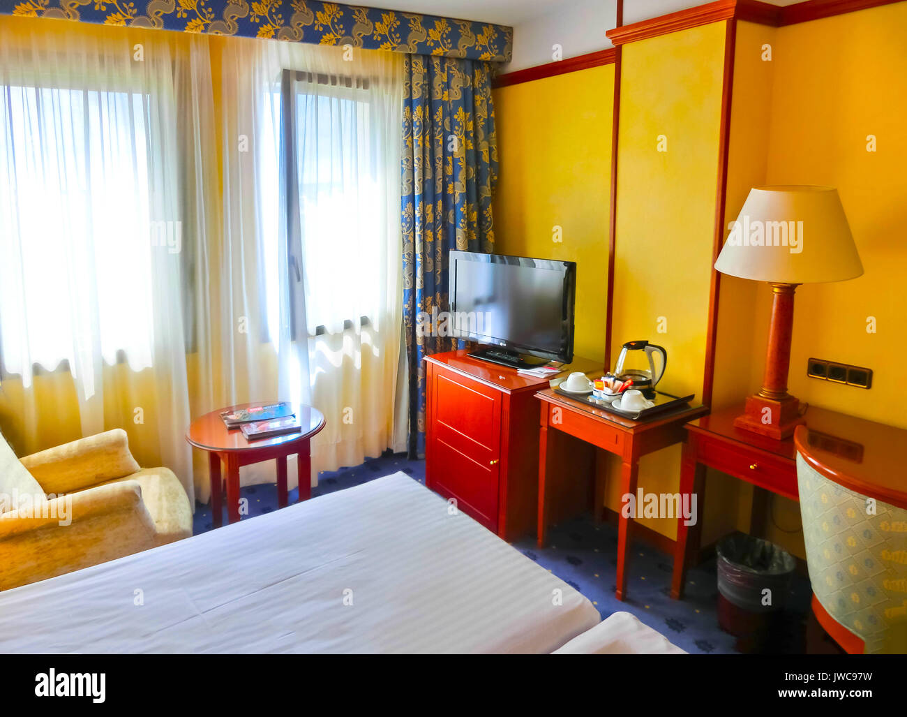 Girona, Spagna - 5 settembre 2015 :il bellissimo letto vuoto a hotel Melia Girona 4 stelle Foto Stock