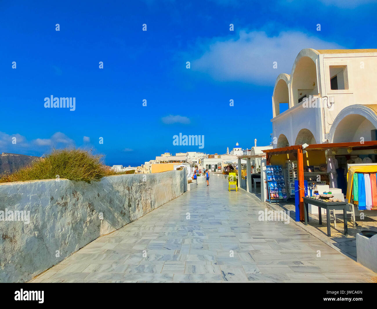 Santorini, Grecia - 10 Giugno 2015: turisti facendo shopping a giugno 10, 2015 nella cittadina di Oia Foto Stock