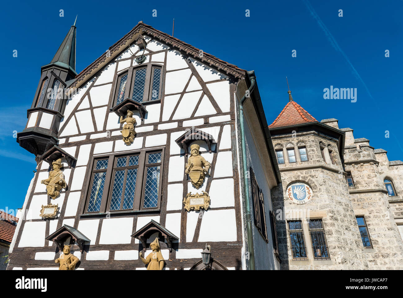 Semi-casa in legno e muratura house, medievale gables e tetto, Castello di Lichtenstein, Baden-Württemberg, Germania Foto Stock