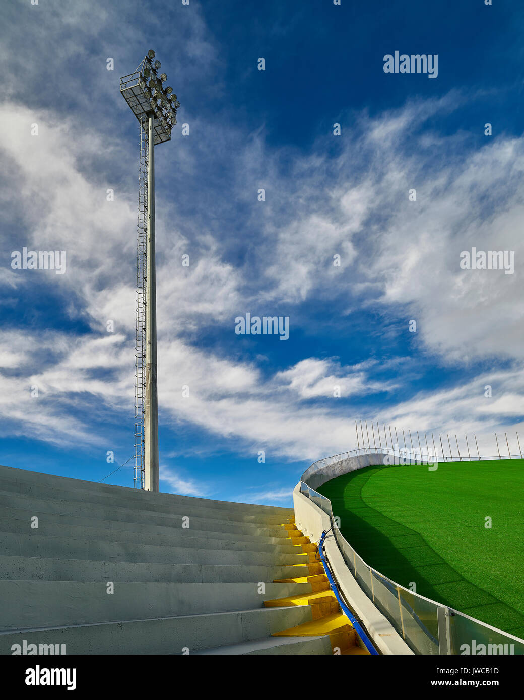 Salto con gli sci. Illuminazione della pista. Foto Stock