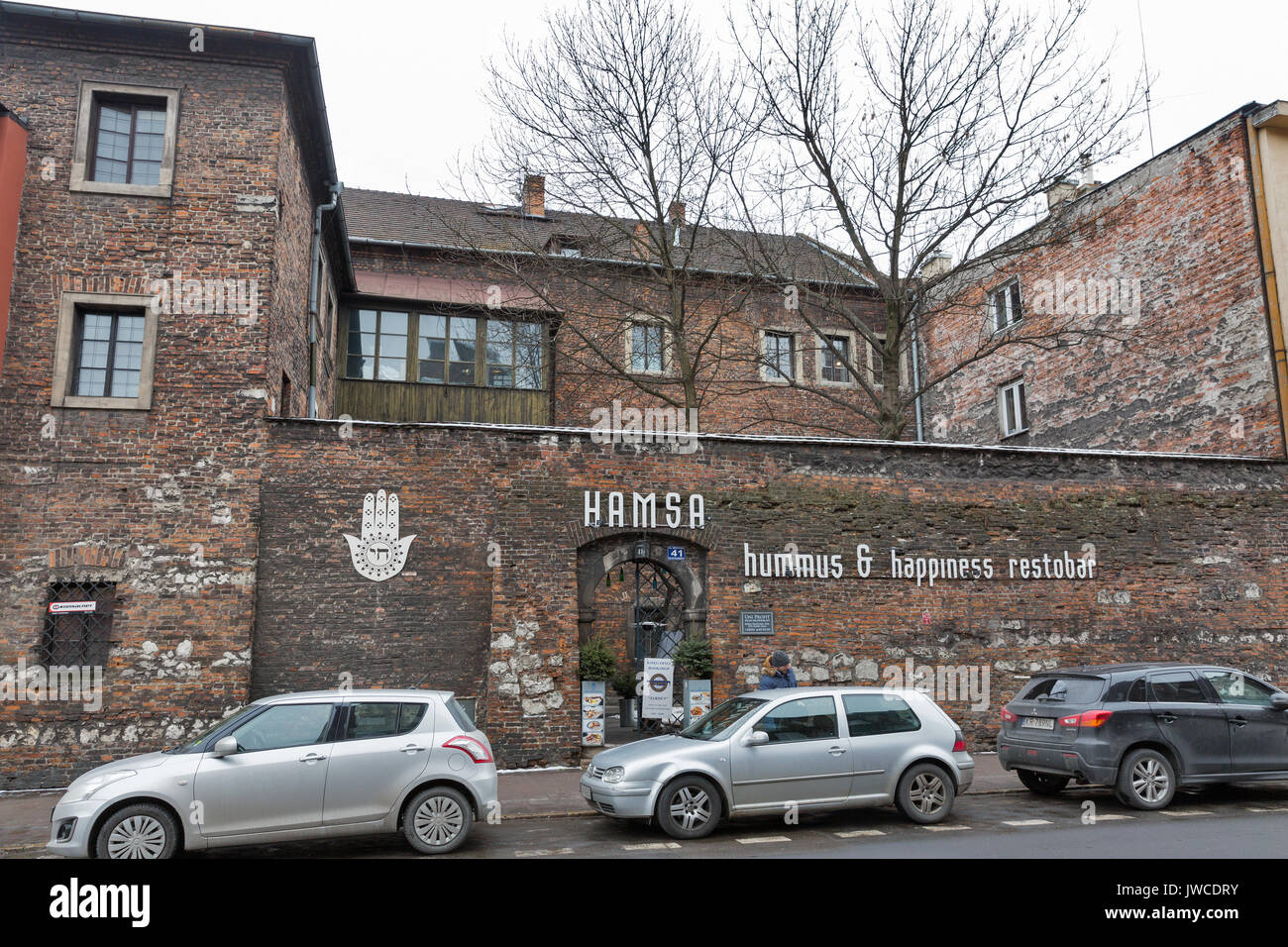 Cracovia in Polonia - 13 gennaio 2017: Vetture parcheggiato di fronte alla HAMSA ristorante israeliano in facciata dal quartiere ebraico di Kazimierz. Cracovia è la seconda più grande Foto Stock