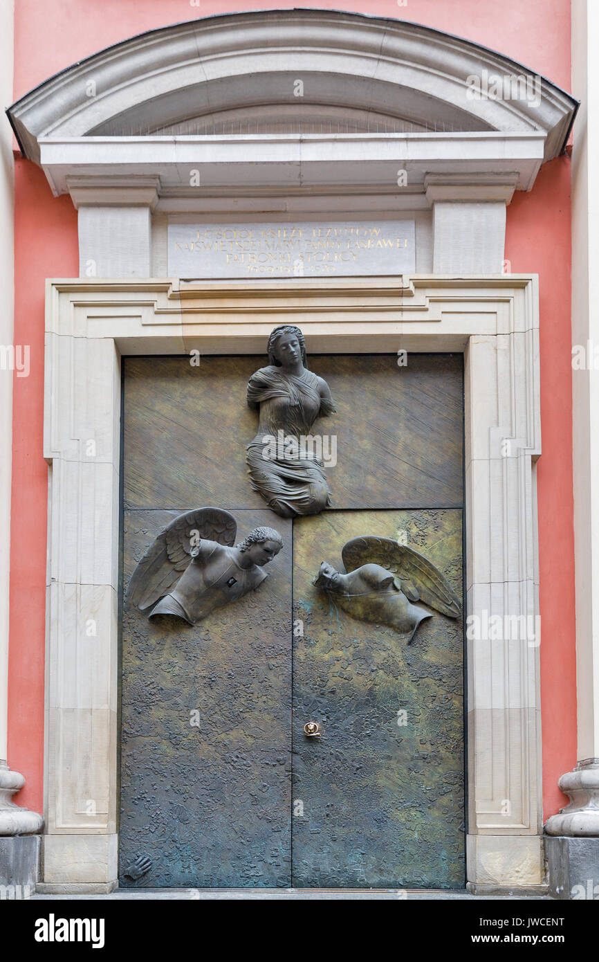 Varsavia, Polonia - 16 gennaio 2017: Igor Mitoraj porta la scultura della Madonna della Grazia o Matka Boska Laskawa chiesa nella città vecchia. Varsavia è il capit Foto Stock