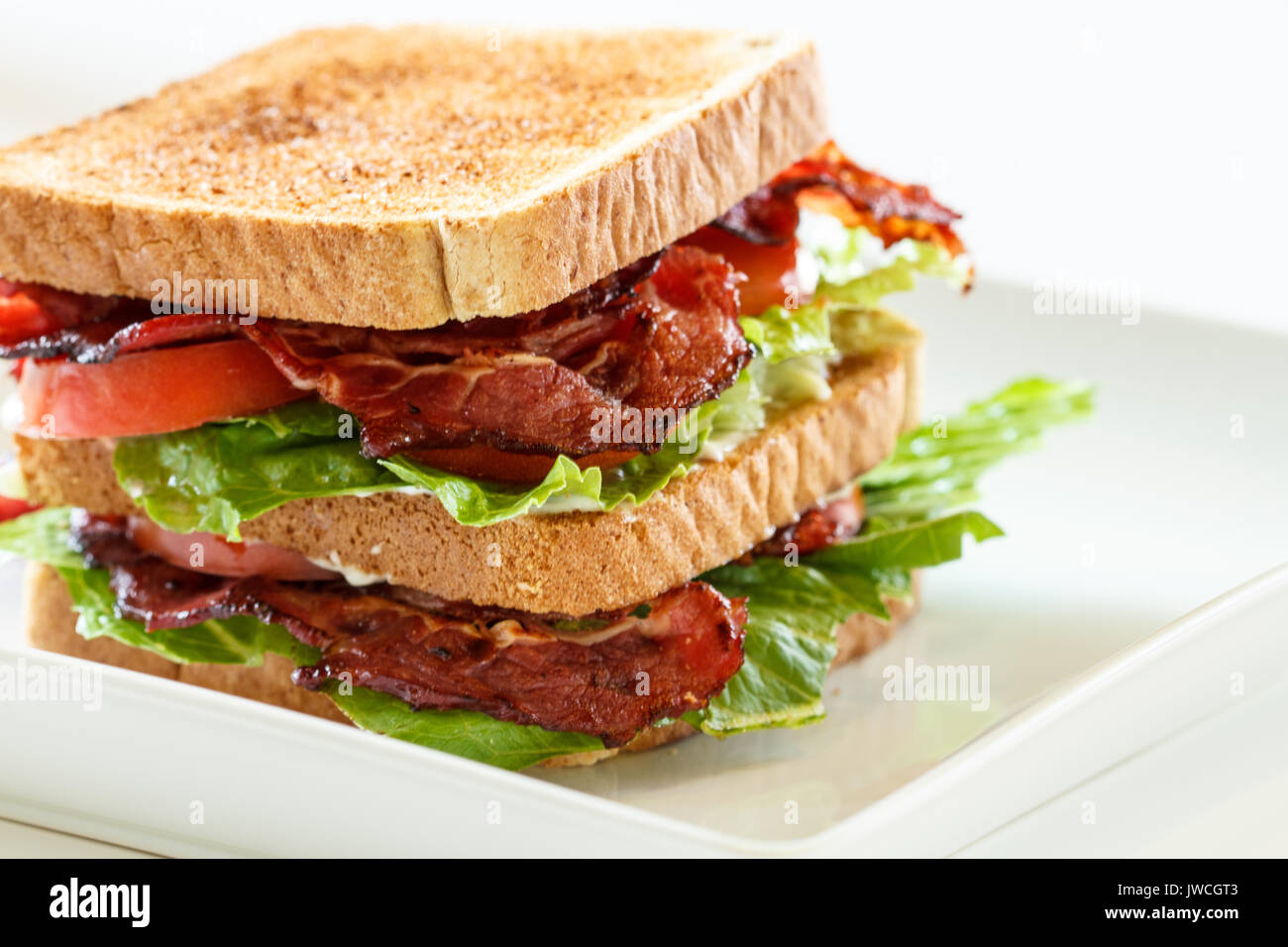 Blt club sandwich con insalata di pomodoro e pancetta Foto Stock
