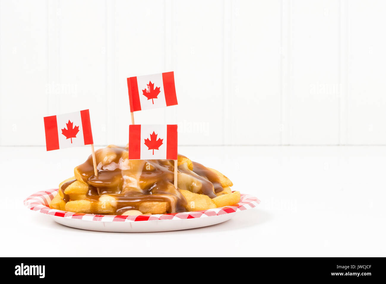 Una piastra di poutine, un piatto unico che ha originato dalla provincia del Québec. Foto Stock