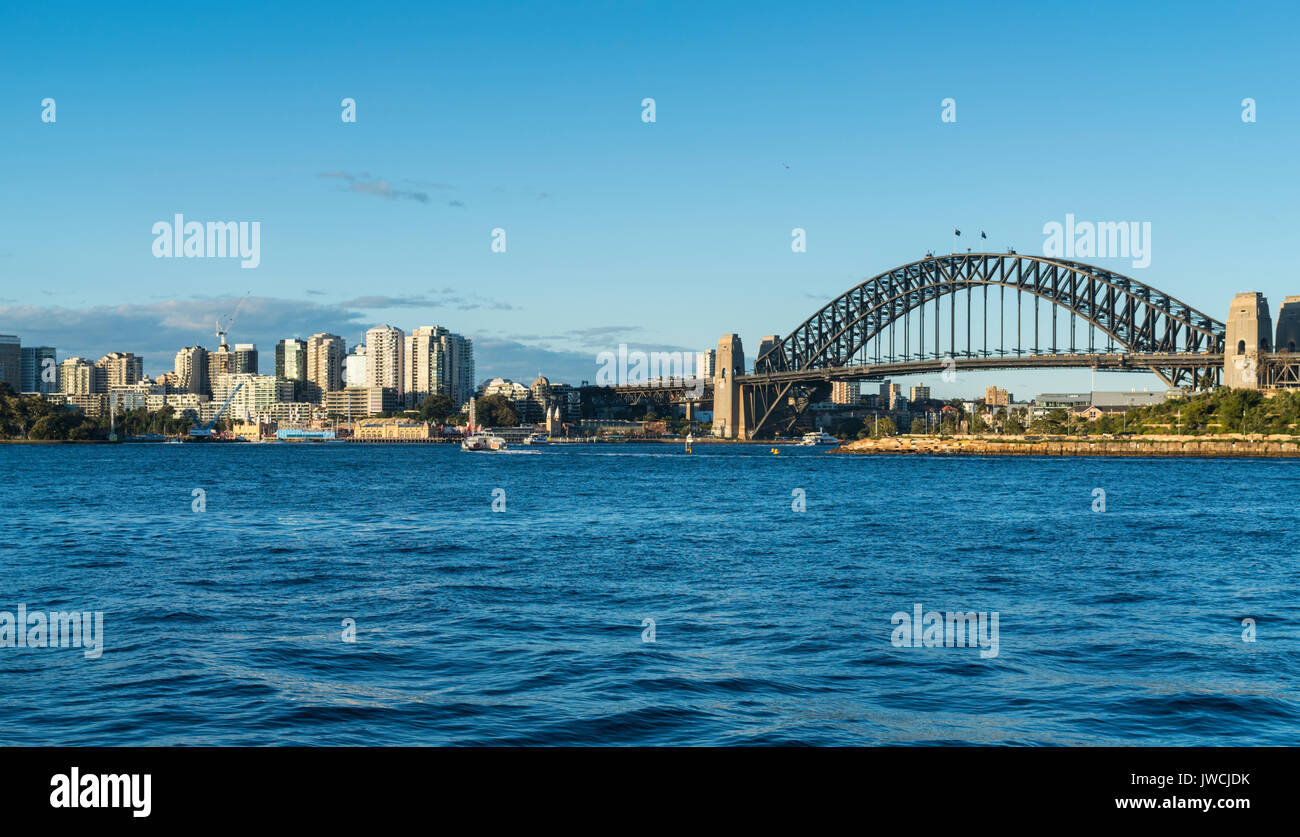 Il Ponte del Porto di Sydney e il Sydney Nord vista da Balmain in un pomeriggio soleggiato Foto Stock